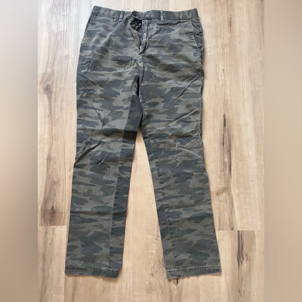 Men banana republic camouflage pants. Size: 32